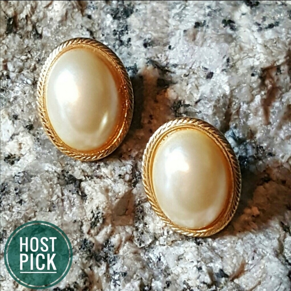 🎉HP🎉 Vintage Napier Faux Pearl and Goldtone Earrings